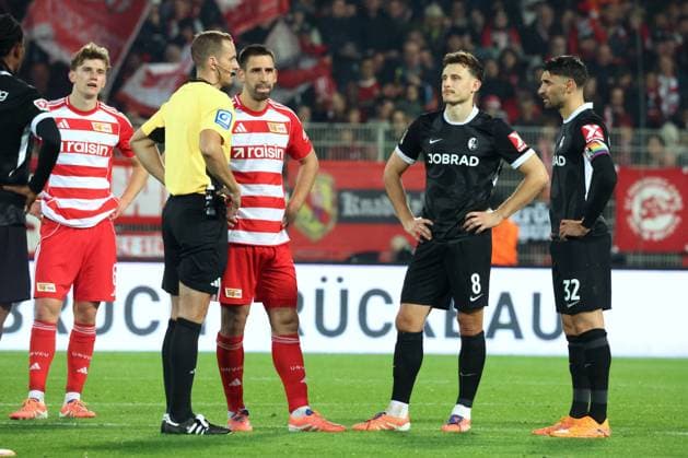 DEU, DFL, 1 FBL, 1 FC Union vs SC Freiburg, 01 11 2025, Stadion Alte Foersterei, Berlin, DEU, DFL, 1 FBL, 1 FC Union vs SC Freiburg, im Bild Videoendscheid , Referee Soeren Storck, Rani Khedira 1 FC Union Berlin 8 , Aljoscha Kemlein 1 FC Union Berlin 6 , Maximilian Eggestein FC Freiburg 8 , Vincenzo Grifo FC Freiburg 32 DFL regulations prohibit any use of Photographs as image sequences and or quasi video nordphotoxGmbHx xEngler nph00076