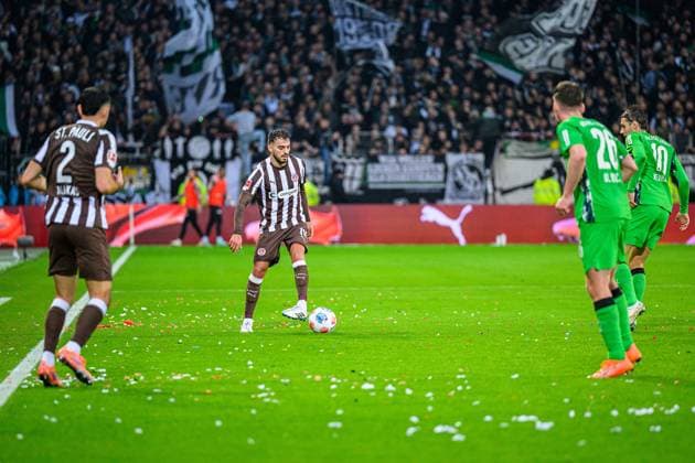 Soccer I Men I Season 2025 2026 I Bundesliga I 9 Matchday I FC St Pauli Borussia Mönchengladbach I 01 11 2025 Danel Sinani 10, FC St Pauli Hamburg Millerntor Stadion Hamburg Germany Copyright: xLobecax xHenningxRohlfsx