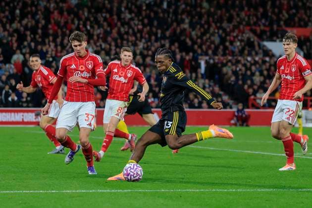 Nottingham Forest v Manchester United, ManU Premier League 01 11 2025. Patrick Dorgu (13) of Manchester United has a shot on goal during the Premier League match between Nottingham Forest and Manchester United at the City Ground, Nottingham, England on 1 November 2025. Nottingham City Ground Nottinghamshire England Editorial use only DataCo restrictions apply See www.football-dataco.com , Copyright: xConorxMolloyx PSI-23152-0069
