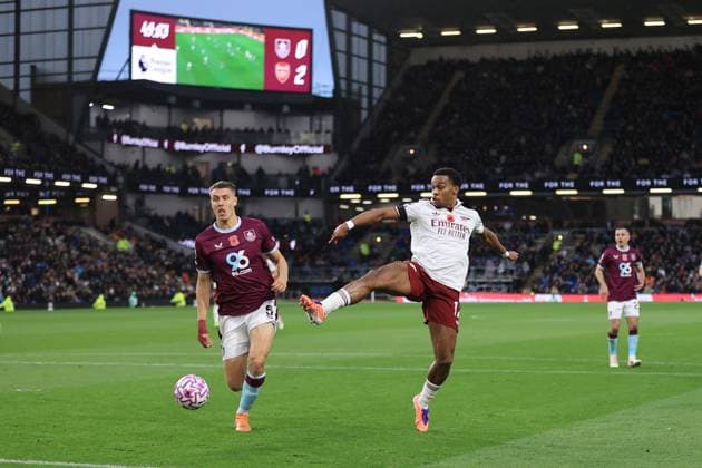 Fußball Premier League Burnley gegen Arsenal 1. November 2025 Premier League Burnley gegen Arsenal Jurrien Timber von Arsenal im Zweikampf mit Maxime Esteve von Burnley Foto Simon Stacpoole Abseits Burnley UK  Copyright: xSimonxStacpoolexOffside