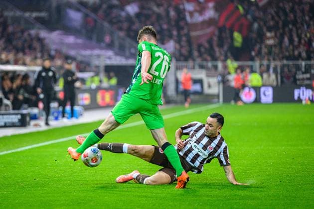 Soccer I Men I Season 2025 2026 I Bundesliga I 9 Matchday I FC St Pauli Borussia Mönchengladbach I 01 11 2025 Lukas Ullrich 26, Borussia Mönchengladbach , Manolis Saliakas 2, FC St Pauli Hamburg Millerntor Stadion Hamburg Germany Copyright: xLobecax xHenningxRohlfsx