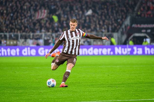 Soccer I Men I Season 2025 2026 I Bundesliga I 9 Matchday I FC St Pauli Borussia Mönchengladbach I 01 11 2025 Eric Smith 8, FC St Pauli Hamburg Millerntor Stadion Hamburg Germany Copyright: xLobecax xHenningxRohlfsx