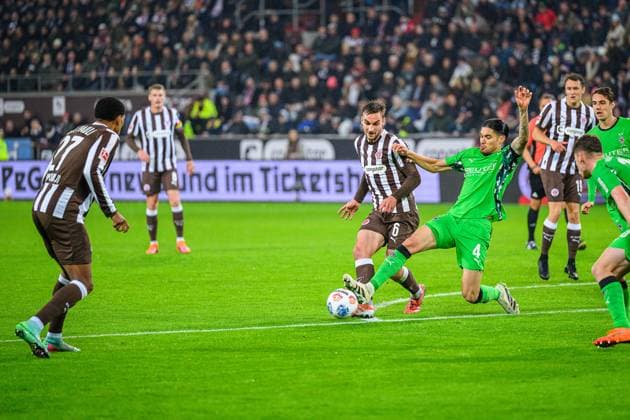 Soccer I Men I Season 2025 2026 I Bundesliga I 9 Matchday I FC St Pauli Borussia Mönchengladbach I 01 11 2025 Andreas Hountondji 27, FC St Pauli , James Sands 6, FC St Pauli , Kevin Diks 4, Borussia Mönchengladbach Hamburg Millerntor Stadion Hamburg Germany Copyright: xLobecax xHenningxRohlfsx