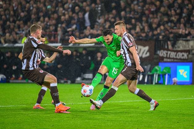 Soccer I Men I Season 2025 2026 I Bundesliga I 9 Matchday I FC St Pauli Borussia Mönchengladbach I 01 11 2025 Eric Smith 8, FC St Pauli , Manolis Saliakas 2, FC St Pauli , Haris Tabakovic 15, Borussia Mönchengladbach , Hauke Wahl 5, FC St Pauli Hamburg Millerntor Stadion Hamburg Germany Copyright: xLobecax xHenningxRohlfsx