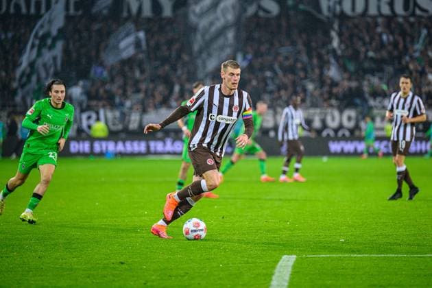 Soccer I Men I Season 2025 2026 I Bundesliga I 9 Matchday I FC St Pauli Borussia Mönchengladbach I 01 11 2025 Eric Smith 8, FC St Pauli Hamburg Millerntor Stadion Hamburg Germany Copyright: xLobecax xHenningxRohlfsx