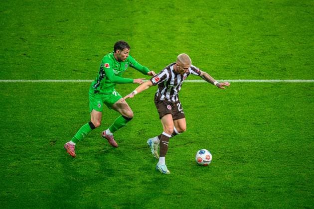 Soccer I Men I Season 2025 2026 I Bundesliga I 9 Matchday I FC St Pauli Borussia Mönchengladbach I 01 11 2025 Oscar Fraulo 22, Borussia Mönchengladbach , Eric Smith 8, FC St Pauli Hamburg Millerntor Stadion Hamburg Germany Copyright: xLobecax xHenningxRohlfsx