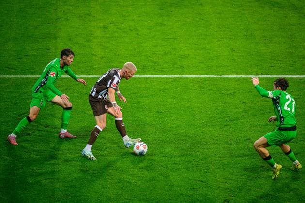 Soccer I Men I Season 2025 2026 I Bundesliga I 9 Matchday I FC St Pauli Borussia Mönchengladbach I 01 11 2025 Oscar Fraulo 22, Borussia Mönchengladbach , Eric Smith 8, FC St Pauli , Rocco Reitz 27, Borussia Mönchengladbach Hamburg Millerntor Stadion Hamburg Germany Copyright: xLobecax xHenningxRohlfsx