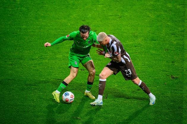 Soccer I Men I Season 2025 2026 I Bundesliga I 9 Matchday I FC St Pauli Borussia Mönchengladbach I 01 11 2025 Rocco Reitz 27, Borussia Mönchengladbach , Louis Oppie 23, FC St Pauli Hamburg Millerntor Stadion Hamburg Germany Copyright: xLobecax xHenningxRohlfsx