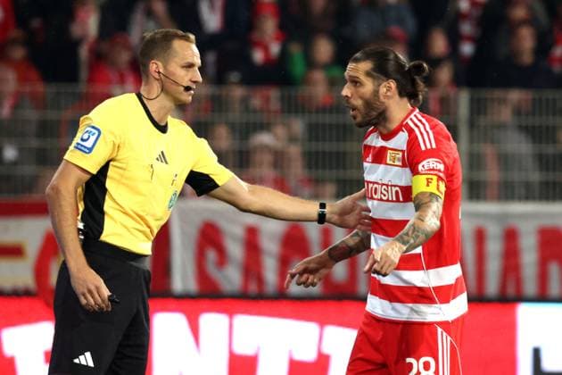 DEU, DFL, 1 FBL, 1 FC Union vs SC Freiburg, 01 11 2025, Stadion Alte Foersterei, Berlin, DEU, DFL, 1 FBL, 1 FC Union vs SC Freiburg, im Bild Videoendscheid , Referee Soeren Storck, Christopher Trimmel 1 FC Union Berlin 28 DFL regulations prohibit any use of Photographs as image sequences and or quasi video nordphotoxGmbHx xEngler nph00076