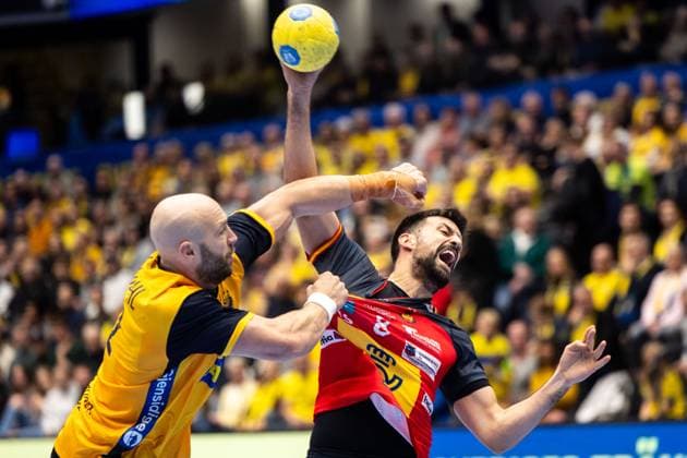 251101 Oscar Bergendahl of Sweden and Augustin Casado Marcelo of Spain during the international friendly handball match between Sweden and Spain on November 1, 2025 in Eskilstuna Photo Kenta Jönsson BILDBYRAN COP 210 KJ0282 handball handboll handball landslag sverige sweden spain national teams bbeng  Copyright: KENTAxJÖNSSON BB251101KJ040