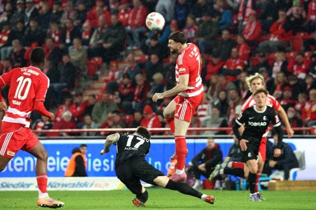 DEU, DFL, 1 FBL, 1 FC Union vs SC Freiburg, 01 11 2025, Stadion Alte Foersterei, Berlin, DEU, DFL, 1 FBL, 1 FC Union vs SC Freiburg, im Bild Oliver Burke 1 FC Union Berlin 7 , Lukas Kuebler FC Freiburg 17 DFL regulations prohibit any use of Photographs as image sequences and or quasi video nordphotoxGmbHx xEngler nph00076