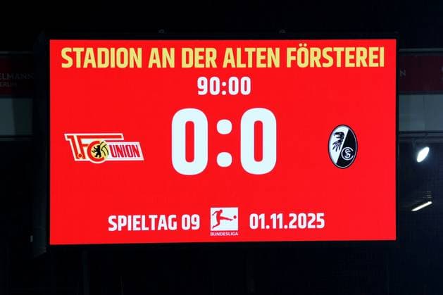 DEU, DFL, 1 FBL, 1 FC Union vs SC Freiburg, 01 11 2025, Stadion Alte Foersterei, Berlin, DEU, DFL, 1 FBL, 1 FC Union vs SC Freiburg, in the picture scoreboard with the final result, 0 0 DFL regulations prohibit any use of Photographs as image sequences and or quasi video nordphotoxGmbHx xEngler nph00076
