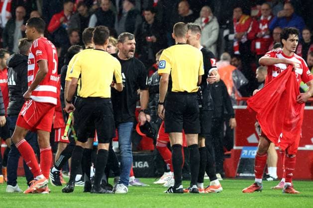 DEU, DFL, 1 FBL, 1 FC Union vs SC Freiburg, 01 11 2025, Stadion Alte Foersterei, Berlin, DEU, DFL, 1 FBL, 1 FC Union vs SC Freiburg, im Bild Cheftrainer Head Coach Steffen Baumgart 1 FC Union Berlin , Referee Soeren Storck DFL regulations prohibit any use of Photographs as image sequences and or quasi video nordphotoxGmbHx xEngler nph00076