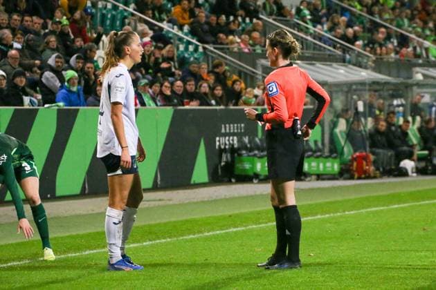 01 11 2025, xgrfx, Soccer Google Pixel Women Bundesliga, VfL Wolfsburg TSG Hoffenheim v l Red Card, Lisann Kaut TSG Hoffenheim DFL DFB REGULATIONS PROHIBIT ANY USE OF PHOTOGRAPHS as IMAGE SEQUENCES and or QUASI VIDEO Wolfsburg