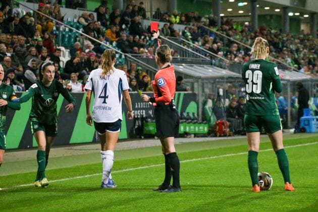 01 11 2025, xgrfx, Soccer Google Pixel Women Bundesliga, VfL Wolfsburg TSG Hoffenheim v l Red Card, Lisann Kaut TSG Hoffenheim DFL DFB REGULATIONS PROHIBIT ANY USE OF PHOTOGRAPHS as IMAGE SEQUENCES and or QUASI VIDEO Wolfsburg