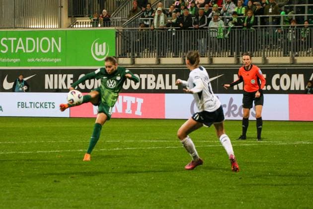 01 11 2025, xgrfx, Soccer Google Pixel Women Bundesliga, VfL Wolfsburg TSG Hoffenheim v l Tor, Smilla Vallotto VfL Wolfsburg DFL DFB REGULATIONS PROHIBIT ANY USE OF PHOTOGRAPHS as IMAGE SEQUENCES and or QUASI VIDEO Wolfsburg