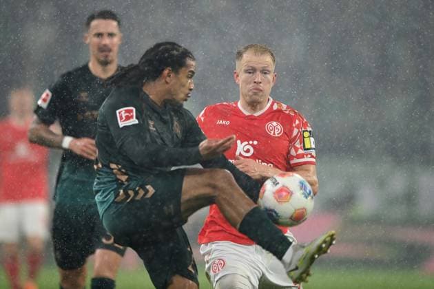Lennard MALONEY MZ vs Isaac SCHMIDT BH Action, duel, 1 FSV Mainz 05 MZ SV Werder Bremen HB 1 1 Football 1 Bundesliga Season 2025 2026, 9 Spieltag, Spieltag9, matchday9, am 01 11 2025, MEWA Arena Mainz DFL regulations prohibit any use of photographs as image sequences and or quasi video Â