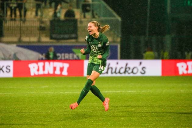 01 11 2025, xgrfx, Soccer Google Pixel Women Bundesliga, VfL Wolfsburg TSG Hoffenheim v l Tor, Smilla Vallotto VfL Wolfsburg DFL DFB REGULATIONS PROHIBIT ANY USE OF PHOTOGRAPHS as IMAGE SEQUENCES and or QUASI VIDEO Wolfsburg