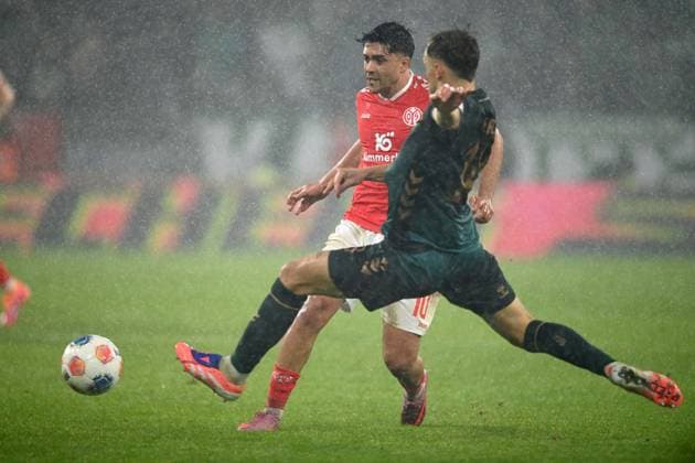 Armindo SIEB MZ vs Cameron PUERTAS HB Action, duel, 1 FSV Mainz 05 MZ SV Werder Bremen HB 1 1 Football 1 Bundesliga Season 2025 2026, 9 Spieltag, Spieltag9, matchday9, am 01 11 2025, MEWA Arena Mainz DFL regulations prohibit any use of photographs as image sequences and or quasi video Â