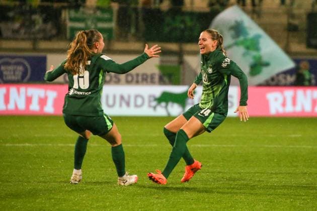 01 11 2025, xgrfx, Soccer Google Pixel Women Bundesliga, VfL Wolfsburg TSG Hoffenheim v l Tor, Smilla Vallotto VfL Wolfsburg DFL DFB REGULATIONS PROHIBIT ANY USE OF PHOTOGRAPHS as IMAGE SEQUENCES and or QUASI VIDEO Wolfsburg