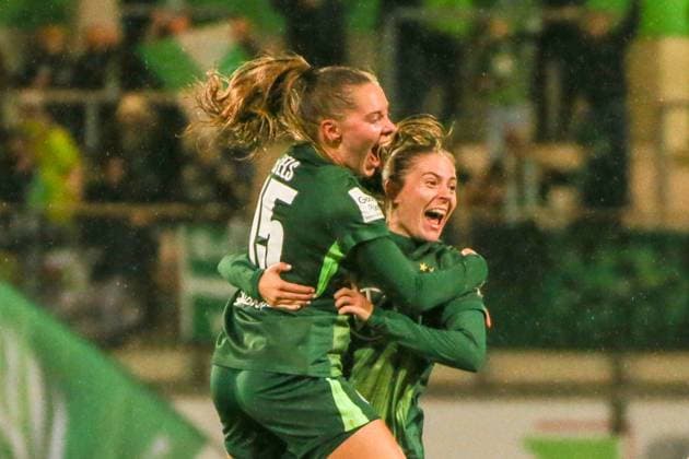 01 11 2025, xgrfx, Soccer Google Pixel Women Bundesliga, VfL Wolfsburg TSG Hoffenheim v l Tor, Smilla Vallotto VfL Wolfsburg DFL DFB REGULATIONS PROHIBIT ANY USE OF PHOTOGRAPHS as IMAGE SEQUENCES and or QUASI VIDEO Wolfsburg