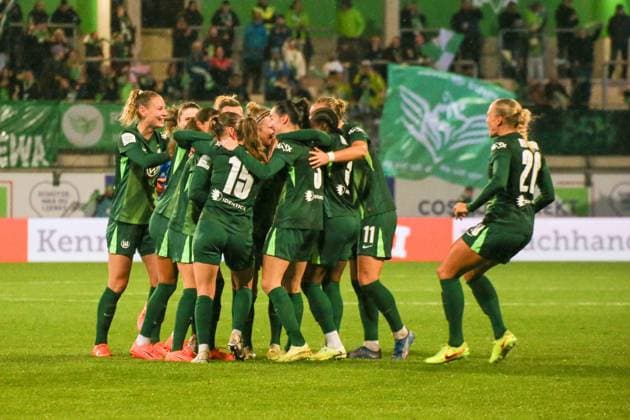 01 11 2025, xgrfx, Soccer Google Pixel Women Bundesliga, VfL Wolfsburg TSG Hoffenheim v l Tor, Smilla Vallotto VfL Wolfsburg DFL DFB REGULATIONS PROHIBIT ANY USE OF PHOTOGRAPHS as IMAGE SEQUENCES and or QUASI VIDEO Wolfsburg