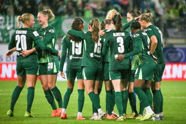 01 11 2025, xgrfx, Soccer Google Pixel Women Bundesliga, VfL Wolfsburg TSG Hoffenheim v l Tor, Smilla Vallotto VfL Wolfsburg DFL DFB REGULATIONS PROHIBIT ANY USE OF PHOTOGRAPHS as IMAGE SEQUENCES and or QUASI VIDEO Wolfsburg