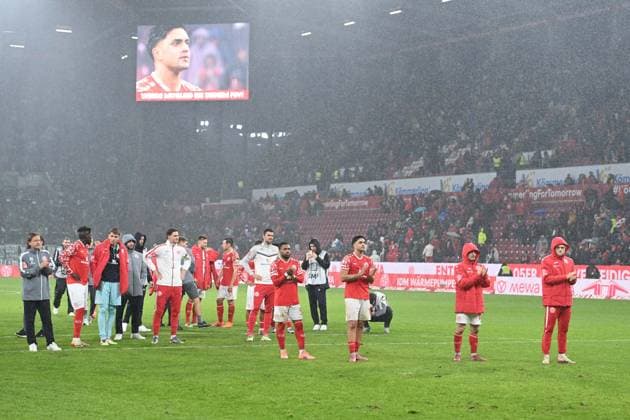 Player of 1 FSV Mainz 05 enttaeuscht, enttäuscht, Enttäuschung, Enttaeuschung 1 FSV Mainz 05 MZ SV Werder Bremen HB 1 1 Fussball 1 Bundesliga Saison 2025 2026, 9 Spieltag, Spieltag9, matchday9, am 01 11 2025, MEWA Arena Mainz DFL regulations prohibit any use of photographs as image sequences and or quasi video Â