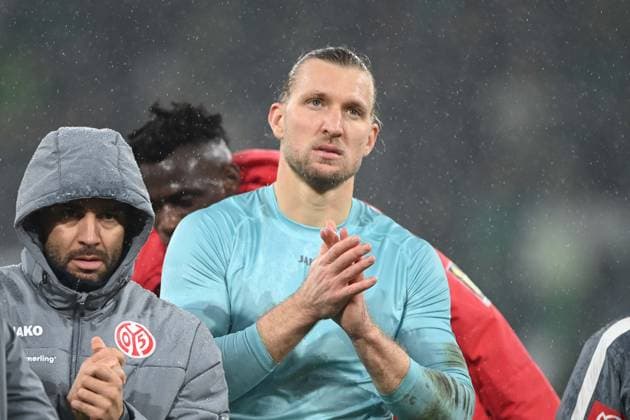 Goalkeeper Robin ZENTNER MZ enttaeuscht, enttäuscht, Enttäuschung, Enttaeuschung 1 FSV Mainz 05 MZ SV Werder Bremen HB 1 1 Fussball 1 Bundesliga Saison 2025 2026, 9 Spieltag, Spieltag9, matchday9, am 01 11 2025, MEWA Arena Mainz DFL regulations prohibit any use of photographs as image sequences and or quasi video Â