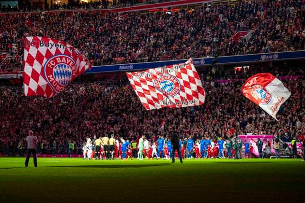 01 11 2025 Football FC Bayern Munich Bayer 04 Leverkusen in the Allianz Arena The teams enter IMPORTANT NOTE In accordance with the regulations of the DFL and the DFB, it is prohibited to use or allow the use of photographs taken in the stadium and or of the match in the form of sequential images and or video-like photo series Copyright: xDavidxInderliedx