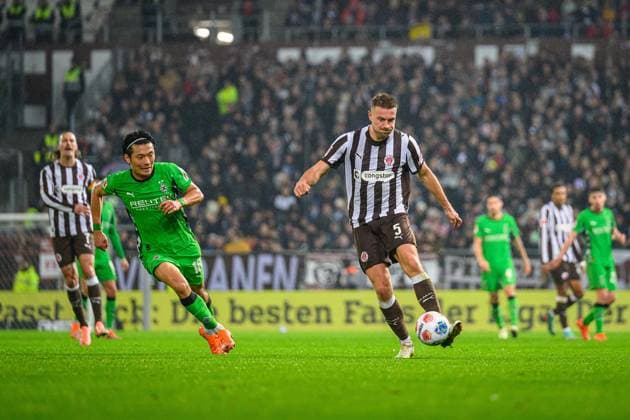Soccer I Men I Season 2025 2026 I Bundesliga I 9 Matchday I FC St Pauli Borussia Mönchengladbach I 01 11 2025 Shuto Machino 18, Borussia Mönchengladbach , Hauke Wahl 5, FC St Pauli Hamburg Millerntor Stadion Hamburg Germany Copyright: xLobecax xHenningxRohlfsx