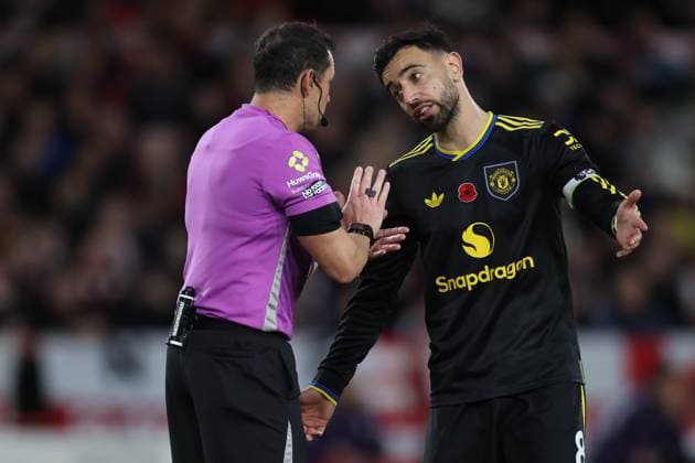 Nottingham Forest v Manchester United, ManU Premier League Bruno Fernandes of Manchester United remonstrates with Referee Darren England during the Premier League match at the City Ground, Nottingham UK Newspapers OUT Copyright: xRyanxJenkinsonx FIL-22438-0076