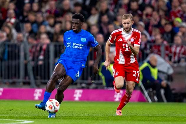 01 11 2025 Football FC Bayern Munich Bayer 04 Leverkusen in the Allianz Arena Ernest Poku Bayer Leverkusen l and Konrad Laimer Bayern Munich fight for the ball IMPORTANT NOTE In accordance with the regulations of the DFL and the DFB, it is prohibited to use or have used photographs taken in the stadium and or of the match in the form of sequential images and or video-like photo series Copyright: xDavidxInderliedx