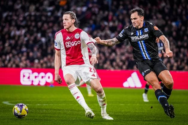AMSTERDAM , 01-11-2025 , JohanCruyff Arena , season 2025 2026 , Dutch Eredivisie football , match between Ajax and sc Heerenveen , picture shows Ajax player Wout Weghorst and SC Heerenveen player Sam Kersten Ajax - Heerenveen  x31797001x Copyright: