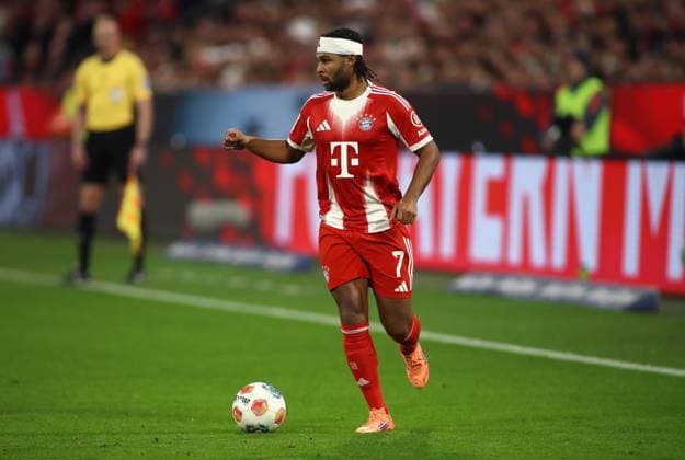 Football, Men, Bundesliga, Season 2025 2026, FC Bayern Munich Bayer 04 Leverkusen, Allianz Arena Serge Gnabry FC Bayern Munich with headband on the ball DFB, DFL regulations prohibit any use of photographs as image sequences and or quasi video