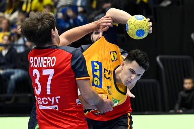 ESKILSTUNA, SWEDEN 20251101 Spain s Victor Romero against Sweden s Nikoa Roganovic during Saturday s international handball training match between Sweden and Spain at the Volvo CE arena in Eskilstuna, Sweden 1 November 2025 ESKILSTUNA SWEDEN x10070x  Copyright: xJessicaxGow TTx HANDBALL SWEDEN-SPAIN