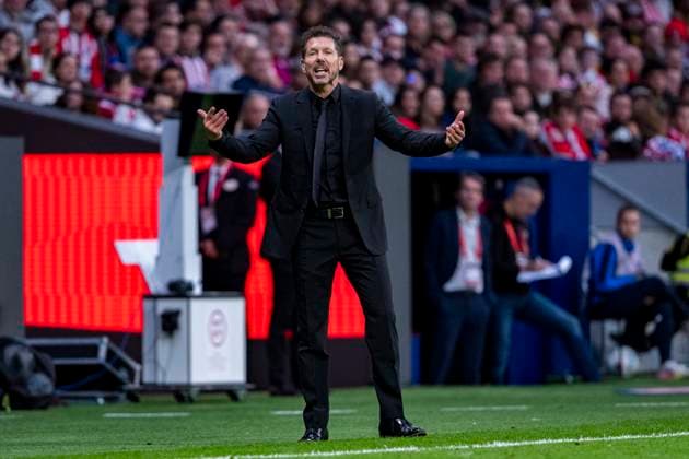 Atletico de Madrid vs Sevilla FC - LaLiga EA Sports Diego Pablo Simeone, head coach of Atletico de Madrid, is seen giving indications to his players during the LaLiga EA Sports football match between Atletico de Madrid and Sevilla FC at Estadio Riyadh Air Metropolitano on November 01, 2025 in Madrid, Spain. Madrid Estadio Riyadh Air Metropolitano Madrid Spain Copyright: xAlbertoxGardinx AGardin_20251101_Foot_Liga_AtlMad_Sev_0381