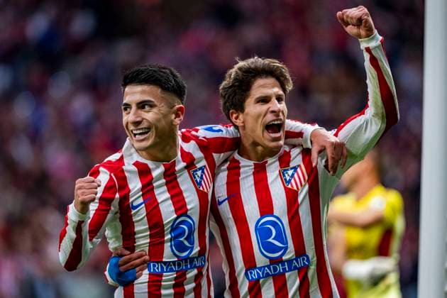 Atletico de Madrid vs Sevilla FC - LaLiga EA Sports Thiago Almada of Atletico de Madrid (L) celebrates his goal with Giuliano Simeone (R) of Atletico de Madrid during the LaLiga EA Sports football match between Atletico de Madrid and Sevilla FC at Estadio Riyadh Air Metropolitano on November 01, 2025 in Madrid, Spain. Madrid Estadio Riyadh Air Metropolitano Madrid Spain Copyright: xAlbertoxGardinx AGardin_20251101_Foot_Liga_AtlMad_Sev_0412