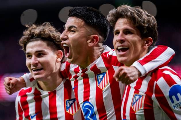 Atletico de Madrid vs Sevilla FC - LaLiga EA Sports Thiago Almada of Atletico de Madrid (C) celebrates his goal with Julian Alvarez (L) and Giuliano Simeone (R) of Atletico de Madrid during the LaLiga EA Sports football match between Atletico de Madrid and Sevilla FC at Estadio Riyadh Air Metropolitano on November 01, 2025 in Madrid, Spain. Madrid Estadio Riyadh Air Metropolitano Madrid Spain Copyright: xAlbertoxGardinx AGardin_20251101_Foot_Liga_AtlMad_Sev_0459