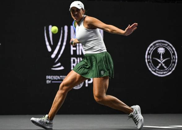 WTA, Tennis Damen Finals 2025 in Riyadh - Day One RIYADH, SAUDI ARABIA – NOVEMBER 01: Madison Keys of the United States plays against Iga Swiatek of Poland during their match on Day 1 of the 2025 WTA Finals, part of the Hologic WTA Tour, at King Saud University Indoor Arena in Riyadh, Saudi Arabia, on November 1, 2025. Artur Widak Anadolu Riyadh Saudi Arabia. Editorial use only. Please get in touch for any other usage.  Copyright: x2025xAnadoluxArturxWidakx