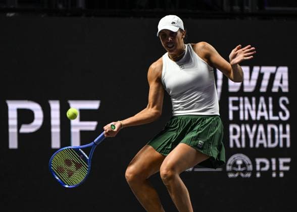 WTA, Tennis Damen Finals 2025 in Riyadh - Day One RIYADH, SAUDI ARABIA – NOVEMBER 01: Madison Keys of the United States plays against Iga Swiatek of Poland during their match on Day 1 of the 2025 WTA Finals, part of the Hologic WTA Tour, at King Saud University Indoor Arena in Riyadh, Saudi Arabia, on November 1, 2025. Artur Widak Anadolu Riyadh Saudi Arabia. Editorial use only. Please get in touch for any other usage.  Copyright: x2025xAnadoluxArturxWidakx