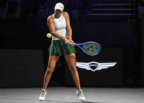 WTA, Tennis Damen Finals 2025 in Riyadh - Day One RIYADH, SAUDI ARABIA – NOVEMBER 01: Madison Keys of the United States plays against Iga Swiatek of Poland during their match on Day 1 of the 2025 WTA Finals, part of the Hologic WTA Tour, at King Saud University Indoor Arena in Riyadh, Saudi Arabia, on November 1, 2025. Artur Widak Anadolu Riyadh Saudi Arabia. Editorial use only. Please get in touch for any other usage.  Copyright: x2025xAnadoluxArturxWidakx