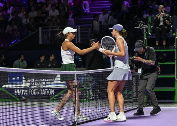 WTA, Tennis Damen Finals 2025 in Riyadh - Day One RIYADH, SAUDI ARABIA – NOVEMBER 01: Iga Swiatek (R) of Poland wins against Madison Keys (L) of the United States in their opening match on Day 1 of the 2025 WTA Finals, part of the Hologic WTA Tour, at King Saud University Indoor Arena in Riyadh, Saudi Arabia, on November 1, 2025. Artur Widak Anadolu Riyadh Saudi Arabia. Editorial use only. Please get in touch for any other usage.  Copyright: x2025xAnadoluxArturxWidakx