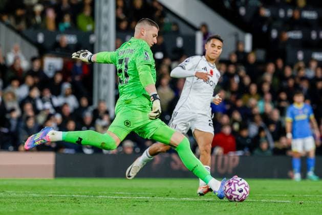 1st November 2025; Craven Cottage, Fulham, London, England; Premier League Football, Fulham versus Wolverhampton Wanderers; Wolverhampton Wanderers FC Goalkeeper Sam Johnstone clears long upfield  BobxKupbens