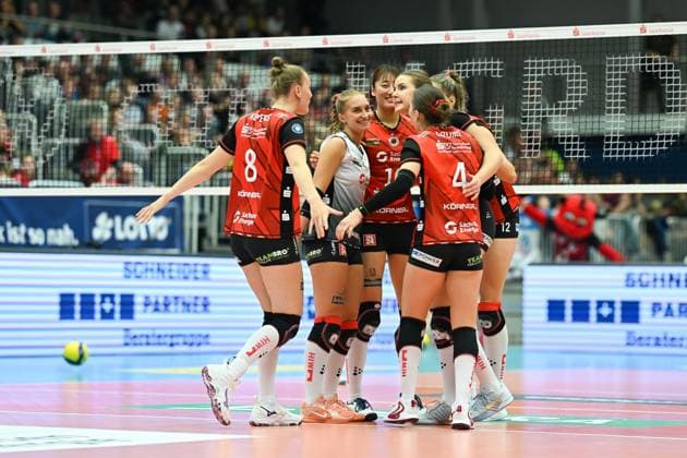 Patricia Nestler Dresdner SC, 1 cheers with her team Dresdner SC vs SSC Palmberg Schwerin, 1 Volleyball Bundesliga Damen, Spielzeit 2025 2026, 01 11 2025 Dresdner SC vs SSC Palmberg Schwerin, 1 Volleyball Bundesliga Damen, Spielzeit 2025 2026, 01 11 2025 Dresden Copyright: xEibner-Pressefoto xHoepnerx EP_PHR