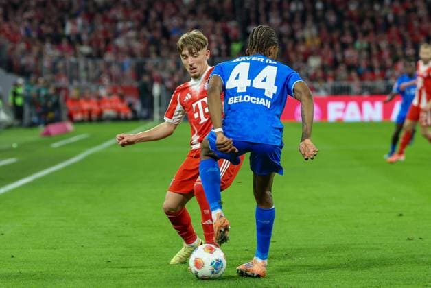 in duel, action, with Lennart Karl 42 FC Bayern Muenchen , Jeanuel Belocian 44 Bayer 04 Leverkusen , FC Bayern Muenchen vs Bayer 04 Leverkusen, Soccer, 1 Bundesliga, 9 Matchday, 01 11 2025 DFB regulations prohibit any use of photographs as image sequences and or quasi video Muenchen Bayern Germany Copyright: xkolbert-press ChristianxKolbertx