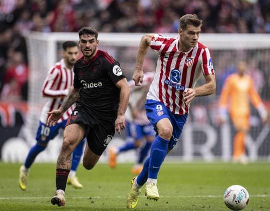 MADRID, SPAIN - OCTOBER 18: Alexander Sørloth of Atletico Madrid runs with the ball during the LaLiga EA Sports match between Atletico Madrid v Sevilla at the Estadio Civitas Metropolitano on November 1, 2025 in Madrid Spain (Photo by Ricardo Nogueira Sports Press Photo) Copyright: xRicardoxNogueirax Sportspressphoto_SPR54965