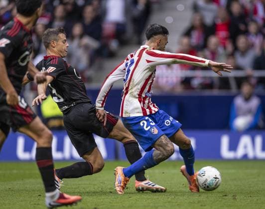 MADRID, SPAIN - OCTOBER 18: Nicolás González of Atletico Madrid and César Azpilicueta of Sevilla fight for possession during the LaLiga EA Sports match between Atletico Madrid v Sevilla at the Estadio Civitas Metropolitano on November 1, 2025 in Madrid Spain (Photo by Ricardo Nogueira Sports Press Photo) Copyright: xRicardoxNogueirax Sportspressphoto_SPR54968
