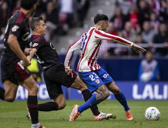 MADRID, SPAIN - OCTOBER 18: Nicolás González of Atletico Madrid and César Azpilicueta of Sevilla fight for possession during the LaLiga EA Sports match between Atletico Madrid v Sevilla at the Estadio Civitas Metropolitano on November 1, 2025 in Madrid Spain (Photo by Ricardo Nogueira Sports Press Photo) Copyright: xRicardoxNogueirax Sportspressphoto_SPR54969