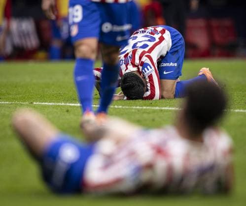 MADRID, SPAIN - OCTOBER 18: Nicolás González of Atletico Madrid injured on the ground during the LaLiga EA Sports match between Atletico Madrid v Sevilla at the Estadio Civitas Metropolitano on November 1, 2025 in Madrid Spain (Photo by Ricardo Nogueira Sports Press Photo) Copyright: xRicardoxNogueirax Sportspressphoto_SPR54971
